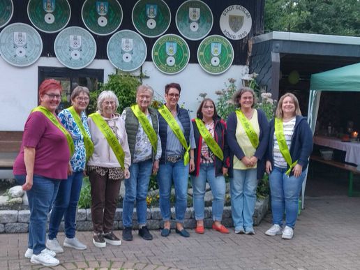 Die Damen zurück auf dem Hof der Familie Eggers