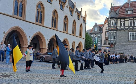 Präsentiermarsch zum Vorbeimarsch der Oberbürgermeisterin und Schützenvoigt