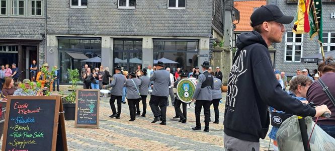 weiter Richtung Festplatz