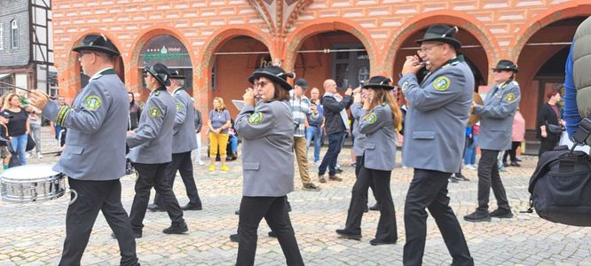 Beim Marsch über den Marktplatz