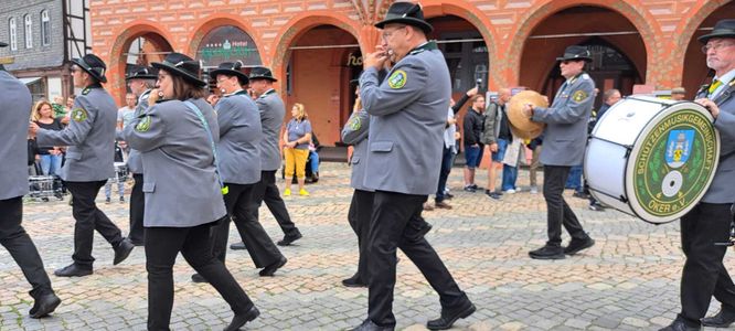 mit dem Marsch: "Regimentsgruß"