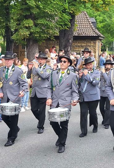 mit: "Deutschmeister Regimentsmarsch"