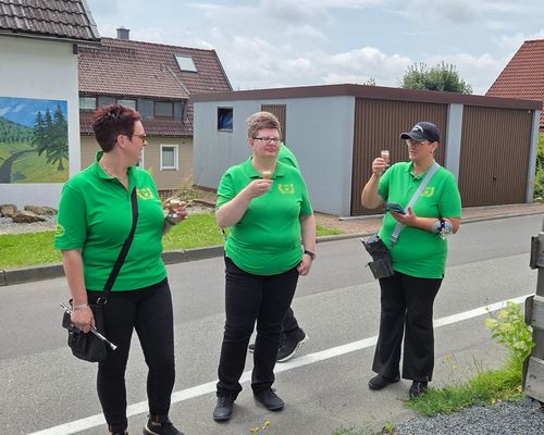 Die Damen "stärken" sich mit Eierlikör