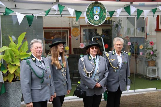 Königinnen mit Königsbegleitung